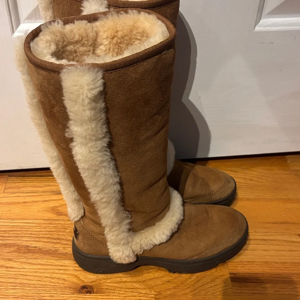 UGG Brown Winter Boots with Cream Fur - Picture 2 of 10